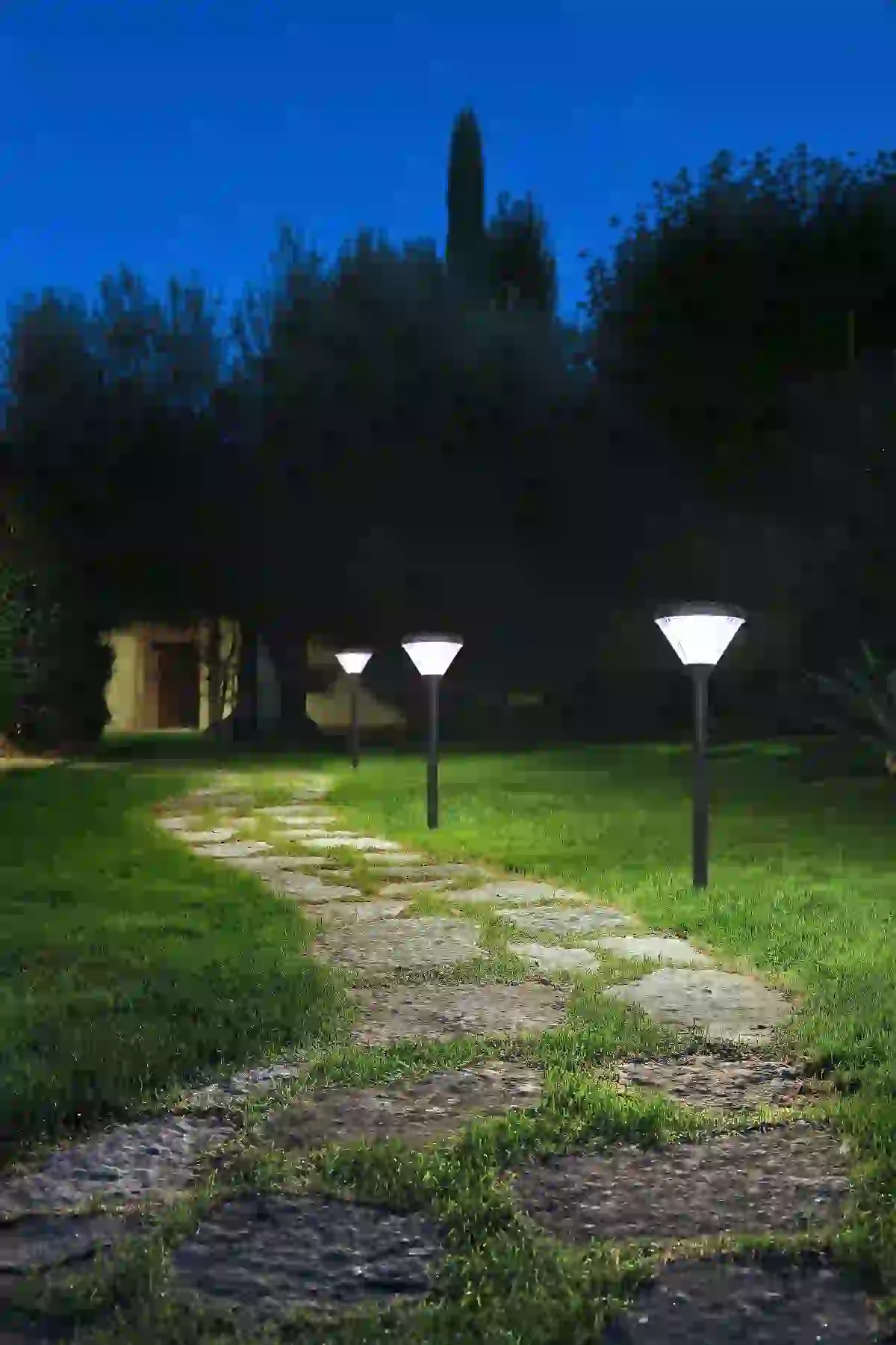 CPD-0804 solar lights in a courtyard