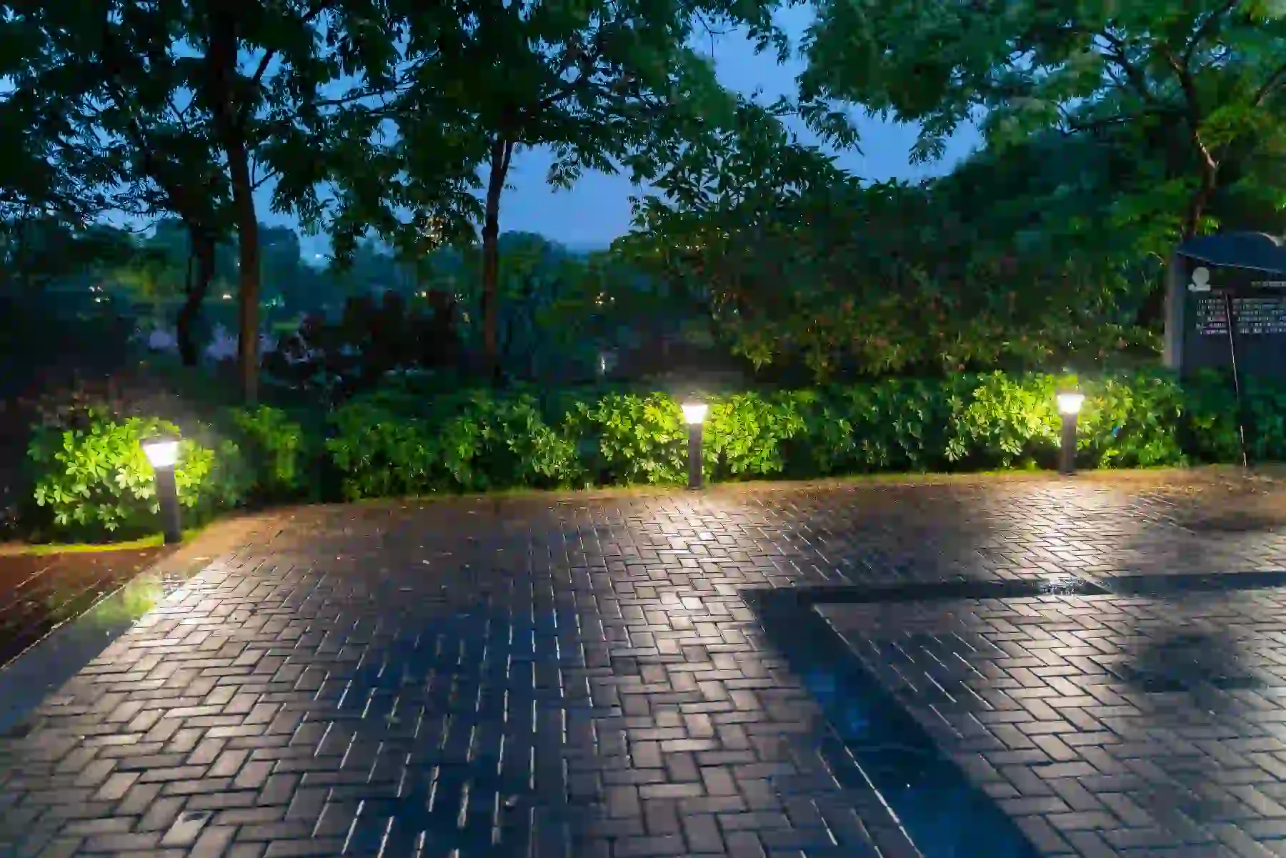 CPD-2106 solar lights in a courtyard
