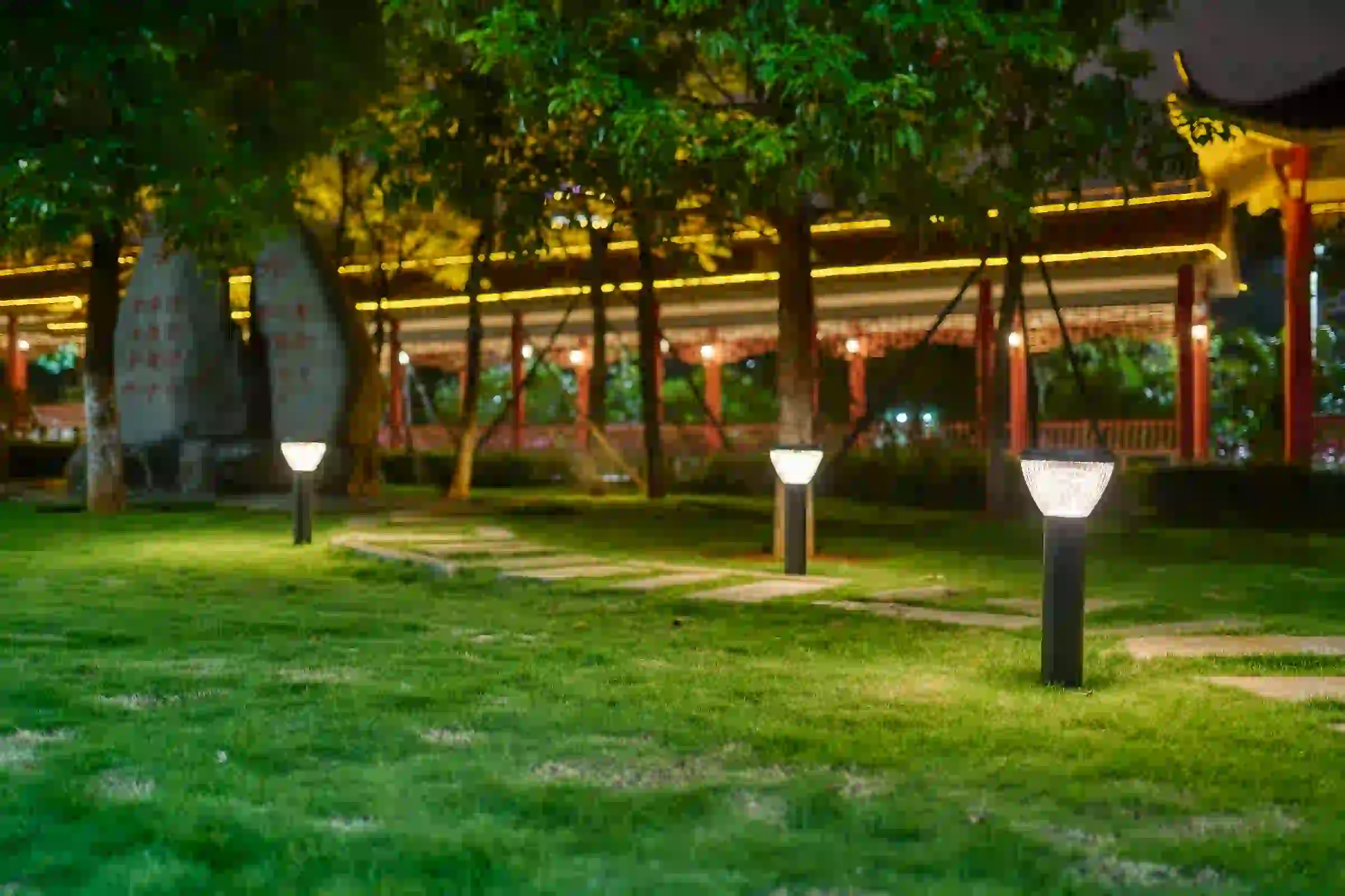 CPD-4104 solar lights lining a landscaped area