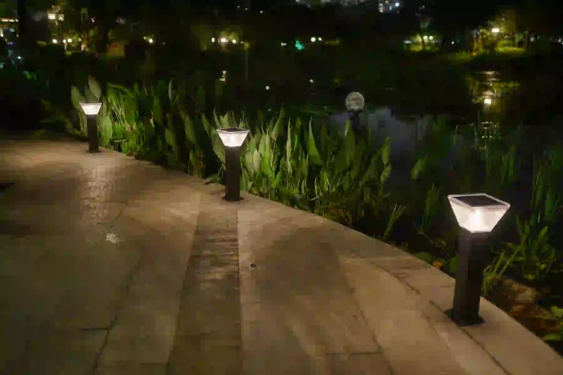 CPD-5004 solar lights in a courtyard