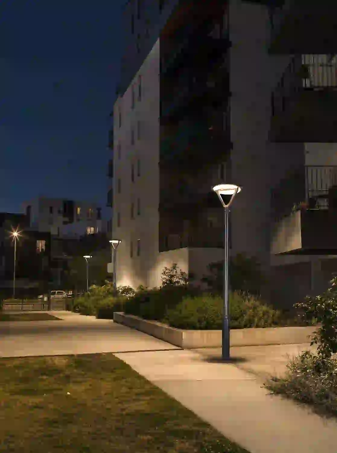 TYD-2705 solar lights in a courtyard