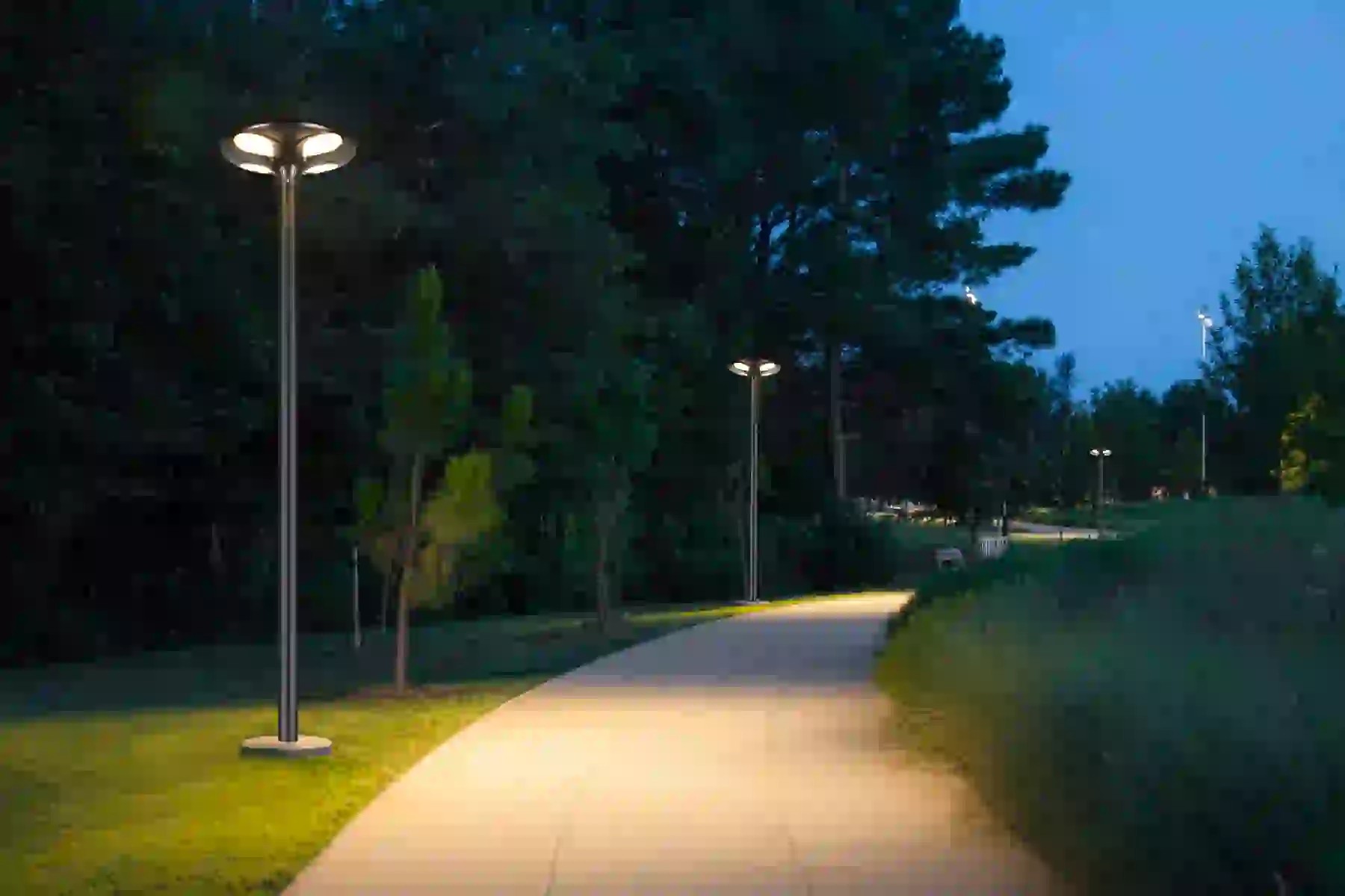 TYD-2806 solar lights in a courtyard