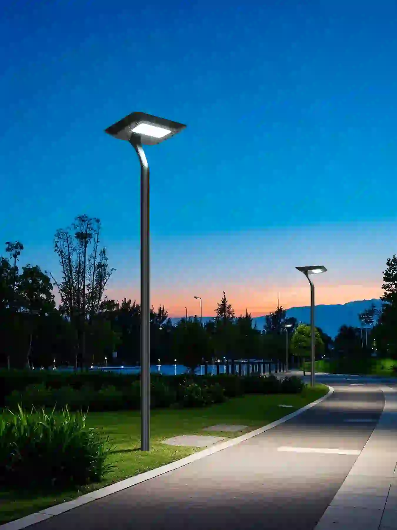 TYD-4208 solar lights in a courtyard